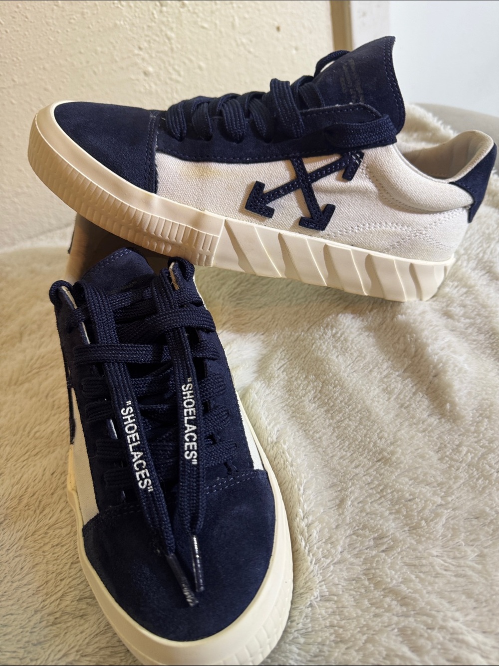 Off-White Navy and White Low-Top Arrow Sneakers